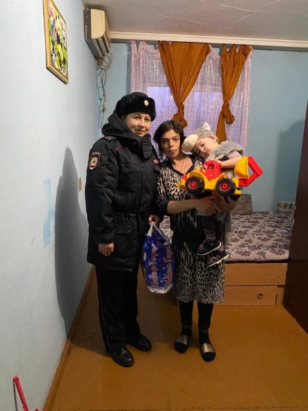 «Полицейский Дед Мороз» дарит новогоднее настроение юным амурчанам