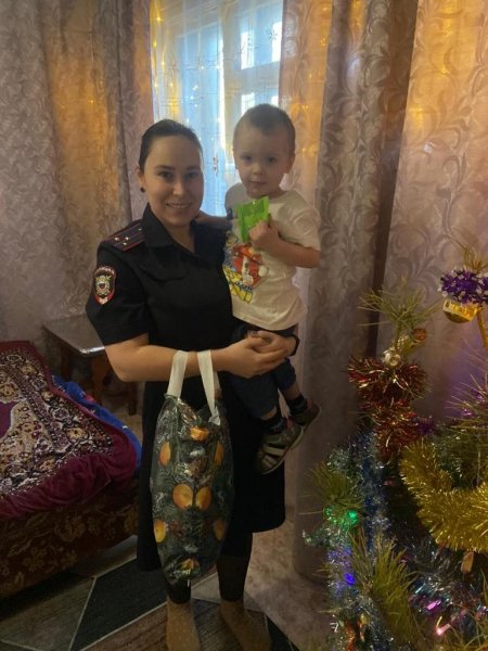 «Полицейский Дед Мороз» дарит новогоднее настроение юным амурчанам